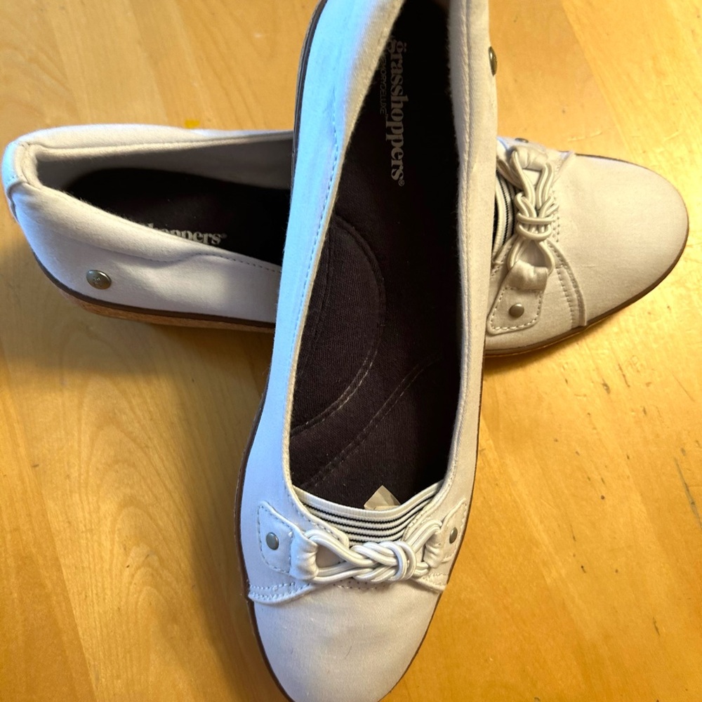 Women’s White Fabric Flats, SZ 9.5, Beautiful Condition, Front Loop Accent
